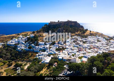 Panaoramischer Luftblick. Lindos kleines und berühmtes Dorf. Rhodos Insel an der Ägäis. Griechenland. Tourismus- und Urlaubskonzept. Stockfoto