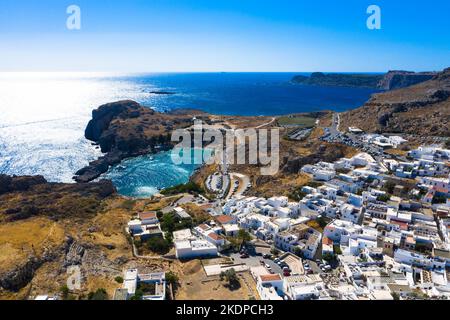 Panaoramischer Luftblick. Lindos kleines und berühmtes Dorf. Rhodos Insel an der Ägäis. Griechenland. Tourismus- und Urlaubskonzept. Stockfoto