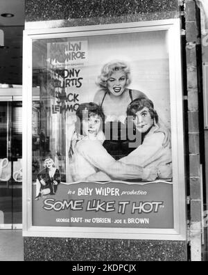 Vor dem Loew's State Movie Theatre in New York City im März 1959, wo die Werbung für MARILYN MONROE TONY CURTIS und JACK LEMMON in EINIGEN WIE ES HEISSEN 1959 Regisseurs BILLY WILDER Drehbuch Billy Wilder und I.A.L. gezeigt wird Diamond Ashton Productions / The Mirisch Corporation / United Artists Stockfoto