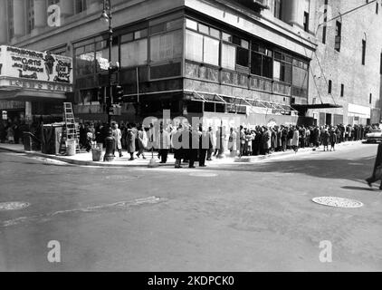 Loew's State Movie Theatre in New York City im März 1959 mit einer Schlange, um MARILYN MONROE TONY CURTIS und JACK LEMMON in EINIGEN LIKE IT HOT 1959 Regisseur BILLY WILDER Drehbuch Billy Wilder und I.A.L. zu sehen Diamond Ashton Productions / The Mirisch Corporation / United Artists Stockfoto