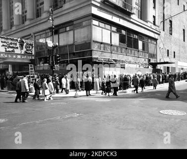 Loew's State Movie Theatre in New York City im März 1959 mit einer Schlange, um MARILYN MONROE TONY CURTIS und JACK LEMMON in EINIGEN LIKE IT HOT 1959 Regisseur BILLY WILDER Drehbuch Billy Wilder und I.A.L. zu sehen Diamond Ashton Productions / The Mirisch Corporation / United Artists Stockfoto