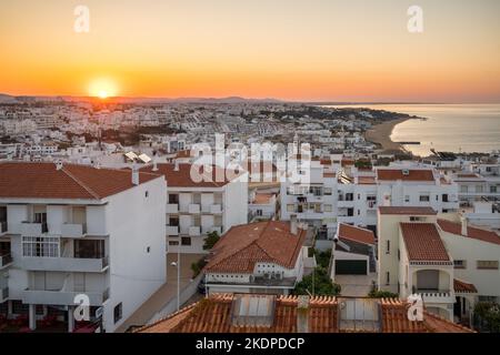 Sonnenaufgang über dem Ferienort Albufeira in der Provinz Algarve, Südportugal Stockfoto