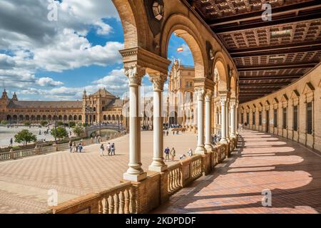 Spanischer Platz oder Plaza de Espana an sonnigen Tagen in Sevilla, Andalusien, Spanien Stockfoto