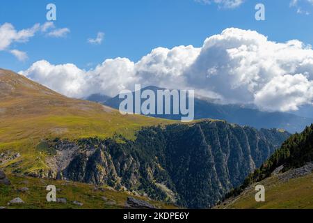 Bergtal der spanischen Pyrenäen, in der Nähe des Tals Vall de Nuria Stockfoto