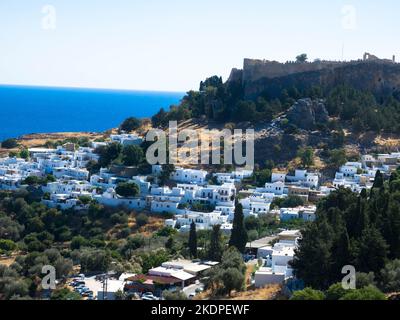 Panaoramischer Luftblick. Lindos kleines und berühmtes Dorf. Rhodos Insel an der Ägäis. Griechenland. Tourismus- und Urlaubskonzept. Stockfoto