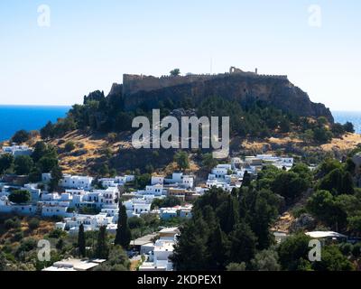 Panaoramischer Luftblick. Lindos kleines und berühmtes Dorf. Rhodos Insel an der Ägäis. Griechenland. Tourismus- und Urlaubskonzept. Stockfoto