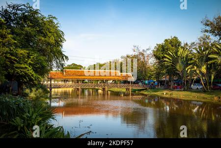 Die Night Market Bridge, eine Fußgängerbrücke über den Siem Reap Fluss im Zentrum von Siem Reap, Kambodscha. Stockfoto