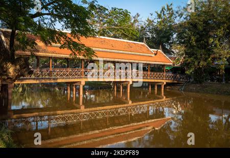 Die Night Market Bridge, eine Fußgängerbrücke über den Siem Reap Fluss im Zentrum von Siem Reap, Kambodscha. Stockfoto