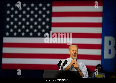 Bowie, Vereinigte Staaten Von Amerika. 07.. November 2022. Präsident Joe Biden spricht bei einer Wahlveranstaltung der Demokratischen Partei von Maryland für den Gouverneurskandidaten Wes Moore an der Bowie State University in Bowie, Maryland, am 8. November 2022. (Foto von Dominick Sokotoff/Sipa USA) Quelle: SIPA USA/Alamy Live News Stockfoto