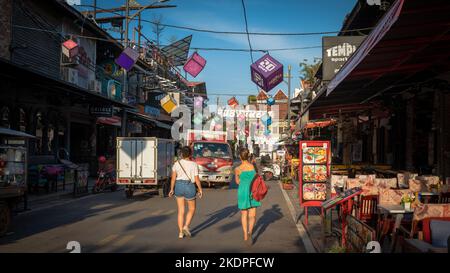 Zwei westliche Touristen spazieren tagsüber entlang der Pub Street in Siem Reap, Kambodscha. Stockfoto