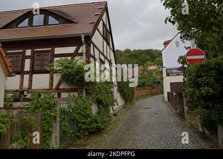 Eine schmale Gasse und Fachwerkhaus in der Altstadt von Loschwitz, Dresden, Deutschland Stockfoto