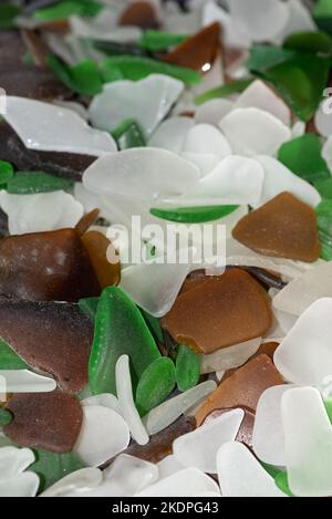 Sea gass - kleine polierte und abgenutzte Stücke zerbrochener Flaschen und anderer Glasprodukte - am Strand gesammelt machen eine farbenfrohe Schau und eine Anziehung Stockfoto