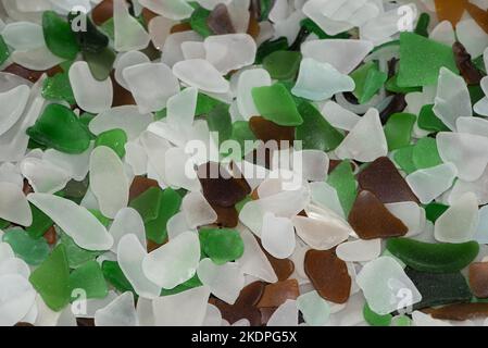 Sea gass - kleine polierte und abgenutzte Stücke zerbrochener Flaschen und anderer Glasprodukte - am Strand gesammelt machen eine farbenfrohe Schau und eine Anziehung Stockfoto