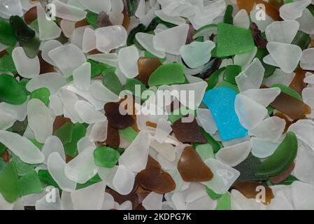 Sea gass - kleine polierte und abgenutzte Stücke zerbrochener Flaschen und anderer Glasprodukte - am Strand gesammelt machen eine farbenfrohe Schau und eine Anziehung Stockfoto