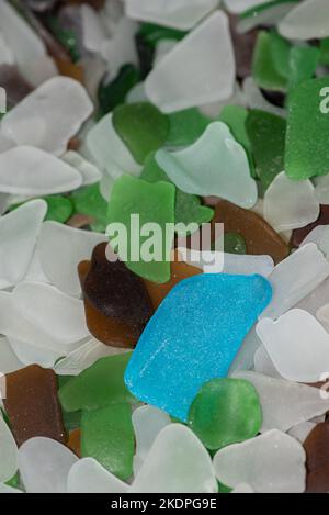 Sea gass - kleine polierte und abgenutzte Stücke zerbrochener Flaschen und anderer Glasprodukte - am Strand gesammelt machen eine farbenfrohe Schau und eine Anziehung Stockfoto