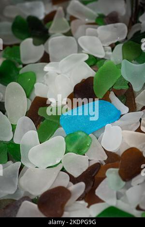 Sea gass - kleine polierte und abgenutzte Stücke zerbrochener Flaschen und anderer Glasprodukte - am Strand gesammelt machen eine farbenfrohe Schau und eine Anziehung Stockfoto