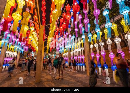 Chiang Mai, Thailand - 7. November 2022 - Touristen genießen ihre Zeit, um sich die wunderschönen aufwendigen Laternen im Tha Pae Gate anzusehen Stockfoto