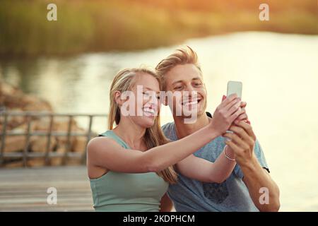 Die Welt muss wissen, waren das perfekte Paar. Ein junges Paar, das draußen ein Selfie zusammen gemacht hat. Stockfoto