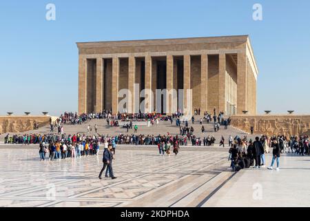 Anitkabir Ankara Türkei November 10 2022: Mausoleum von Mustafa Kemal Atatürk in Ankara - Soldaten im Dienst und Besucher Stockfoto