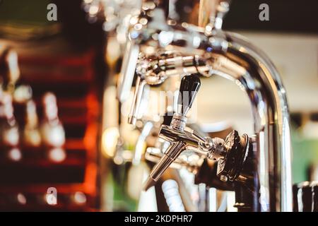 Nahaufnahme eines Bierzapfes in einer Bar. Stockfoto