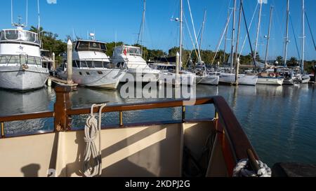 Die Boote vertäuten an der Crystalbrook Superyacht Marina, Dickson Inlet, Port Douglas, Queensland, Australien Stockfoto