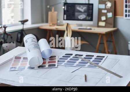 Hintergrundbild von Grundrissen und Farbfeldern im Designer-Büro, Kopierfläche Stockfoto