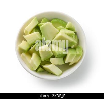 Schale aus frischen rohen Avocado-Stücken isoliert auf weißem Hintergrund, Draufsicht Stockfoto