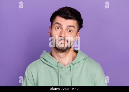 Nahaufnahme Foto von jungen lustig unglücklich verärgert Mann tragen khaki Kapuzenpullover Lippen nicht wissen unzufrieden seine neue Frisur auf violette Farbe isoliert Stockfoto