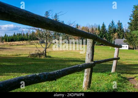 Traditioneller Holzzaun in Niederösterreich Stockfoto