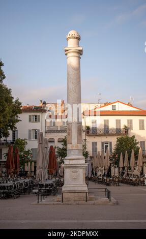 Die Säule des Nationalplatzes in Antibes, Französische Riviera, Frankreich Stockfoto