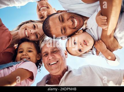 Vielfalt, Huddle und Familie mit Lächeln, glücklich und Bindungen zusammen für den Urlaub, verbringen gute Zeit und fröhlich. Interracial, Großeltern oder Eltern Stockfoto