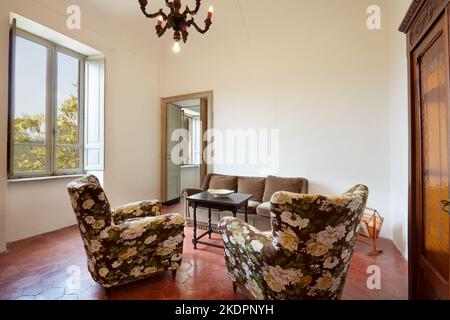 Wohnzimmer in Wohnung Interieur in alten Landhaus in Italien Stockfoto