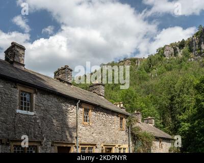 Ravensdale Cottages, Cressbrook, Derbyshire, Großbritannien; ehemalige Wohnungen für die Arbeiter der nahegelegenen Cressbrook Mill Stockfoto