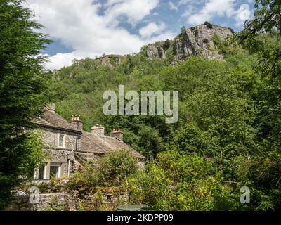 Ravensdale Cottages, Cressbrook, Derbyshire, Großbritannien; ehemalige Wohnungen für die Arbeiter der nahegelegenen Cressbrook Mill Stockfoto