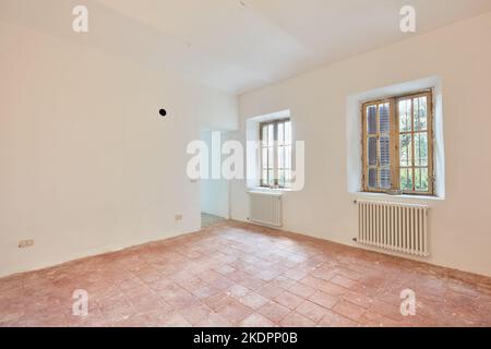 Leeres Zimmer in Wohnung Innenraum in alten Landhaus Stockfoto