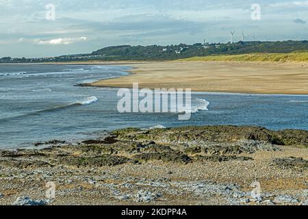 Die ankommende Flut an der Mündung oder Mündung des Flusses Ogmore bei Ogmore by Sea an der Glamorgan Hertiage Coast South Wales Stockfoto