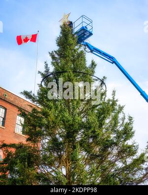 Toronto, Kanada - 5. November 2022: Die Weihnachtsbaum-Installation im Distillery District Stockfoto