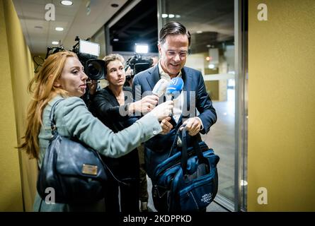 Den Haag, Niederlande, 2022-11-08 11:18:33 DEN HAAG - Premierminister Mark Rutte kommt im Parkhaus zu einem VVD-Gruppentreffen über das Asylabkommen an. Die Fraktion der Partei ist gegen diesen Deal, auch weil es Einwände gegen die Tatsache gibt, dass Gemeinden nach dem neuen Asylgesetz gezwungen werden können, Aufnahmezentren einzurichten. ANP BART MAAT niederlande Out - belgien Out Stockfoto