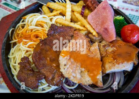 Köstliche Fleischsteaks in einem Tee-Restaurant im Hong Kong-Stil Stockfoto