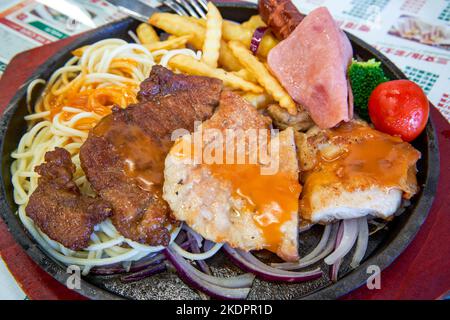 Köstliche Fleischsteaks in einem Tee-Restaurant im Hong Kong-Stil Stockfoto