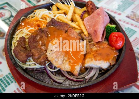 Köstliche Fleischsteaks in einem Tee-Restaurant im Hong Kong-Stil Stockfoto