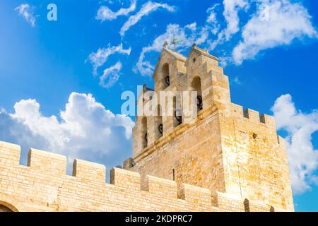 Glockenturm der Kirche von Saintes Maries de la Mer, in der Camargue, Provence, Frankreich Stockfoto