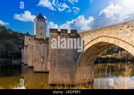 Mittelalterliche Brücke Valentré am Fluss Lot in Cahors in Oczitanie, Frankreich Stockfoto