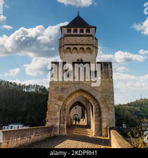Mittelalterliche Brücke Valentré am Fluss Lot in Cahors in Oczitanie, Frankreich Stockfoto