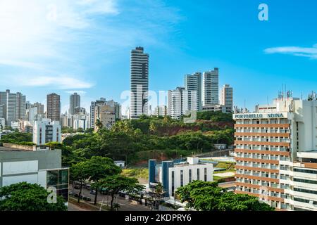 Salvador, Brasilien - 22. Februar 2022: Blick auf den modernen Teil der Stadt in der Nähe des Ozeans Stockfoto