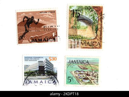 Eine Montage von alten Briefmarken aus Jamaika auf weißem Hintergrund. Stockfoto