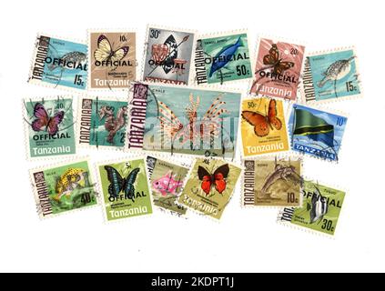 Eine Montage von Vintage-Briefmarken aus Tansania auf weißem Hintergrund. Stockfoto