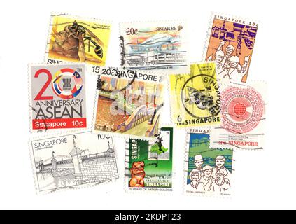 Eine Montage von Vintage-Briefmarken aus Singapur auf weißem Hintergrund. Stockfoto