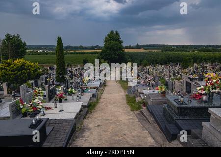 Friedhof im Dorf Rogow, Kreis Brzeziny in der Woiwodschaft Lodz in Mittelpolen Stockfoto