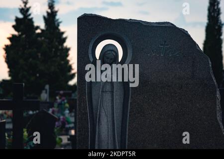 Grab auf dem Friedhof im Dorf Rogow, Kreis Brzeziny in der Woiwodschaft Lodz in Mittelpolen Stockfoto